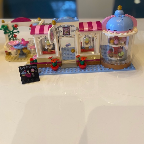 LEGO Friends Heartlake Cupcake Cafe 41119 Building complete set & instructions - Picture 7 of 10